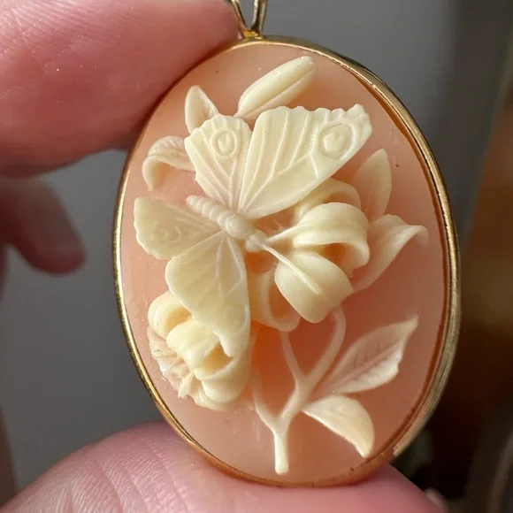 Vintage Trifari brand pendant featuring a butterfly - Picture 5 of 16